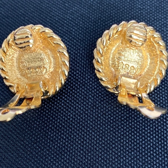 Chanel Vintage Pearl/Gold Earrings - Picture 2 of 2